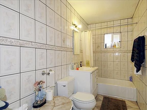 2nd image of 699 Hurlingame Ave