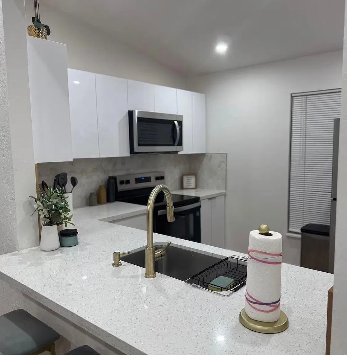 2 bed, 1.0 bath, 859 sqft, $2,200 — Photo 2