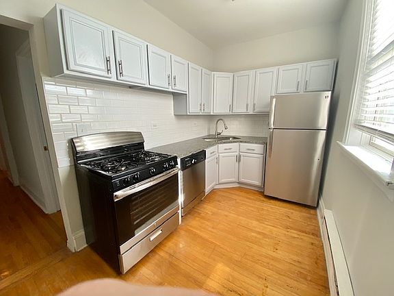 3rd image of 3917 N Southport Ave APT 2E