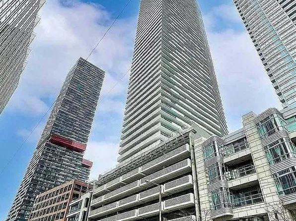 2221 Yonge St E, Toronto, ON