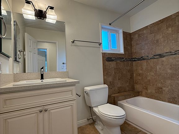5th image of 1559 S Myrtle Ave #B