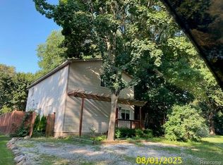 8548 Country Club Dr, Pinckney, MI