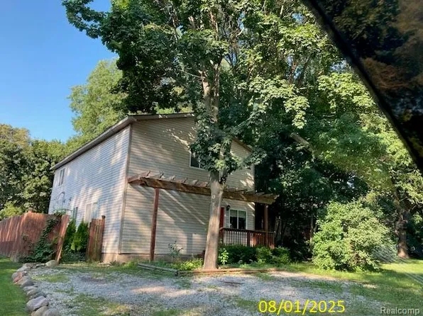 8548 Country Club Dr, Pinckney, MI 48169