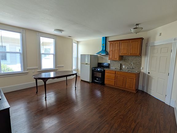 4th image of 163 Gifford Ave APT A