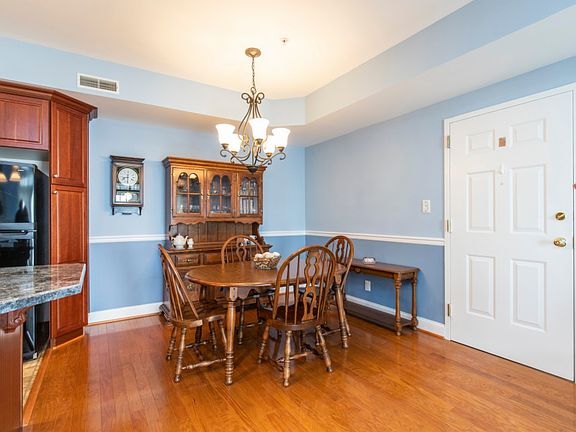 3rd image of 109 Victoria Gardens Dr