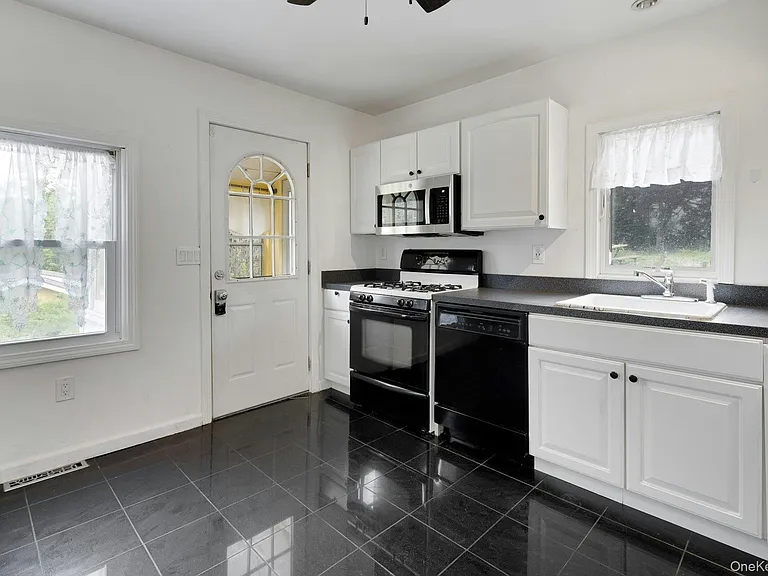 15 Schuyler Rd — Photo 5