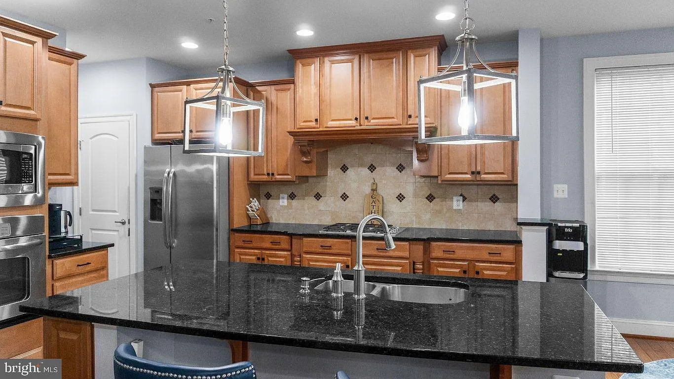 5 bed, 3.5 bath, 3150 sqft, $3,800 — Photo 2
