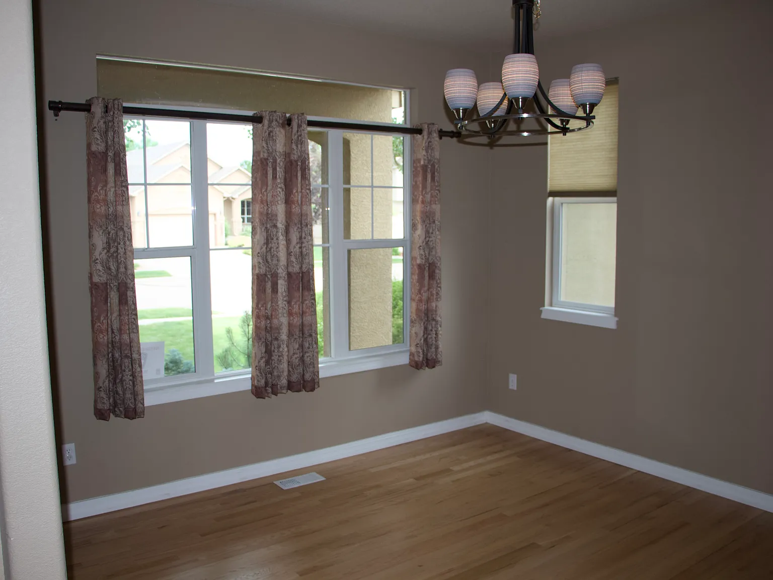 5 bed, 4308 sqft, $3,500 — Photo 4