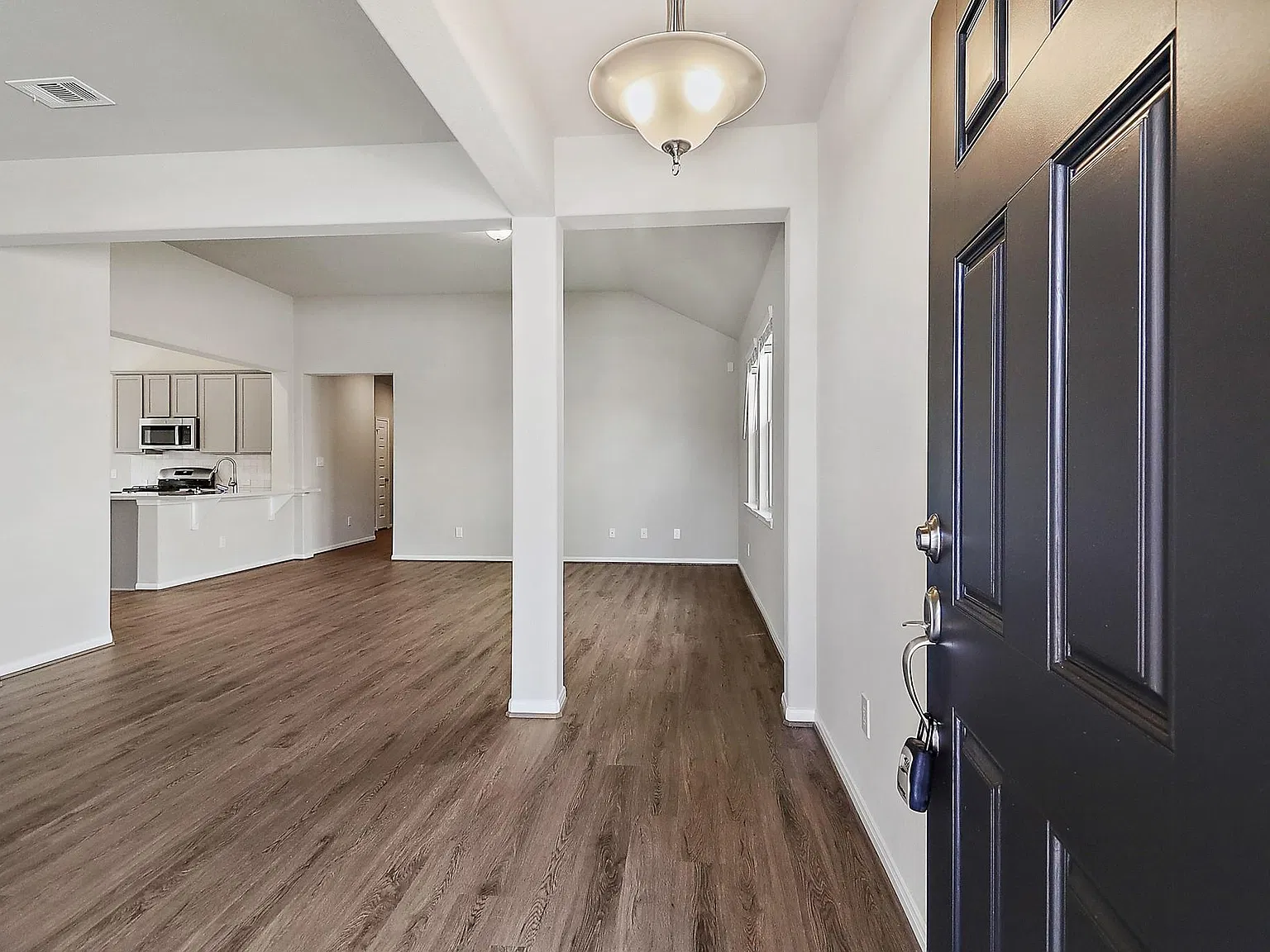 4 bed, 2.0 bath, 1787 sqft, $2,500 — Photo 3