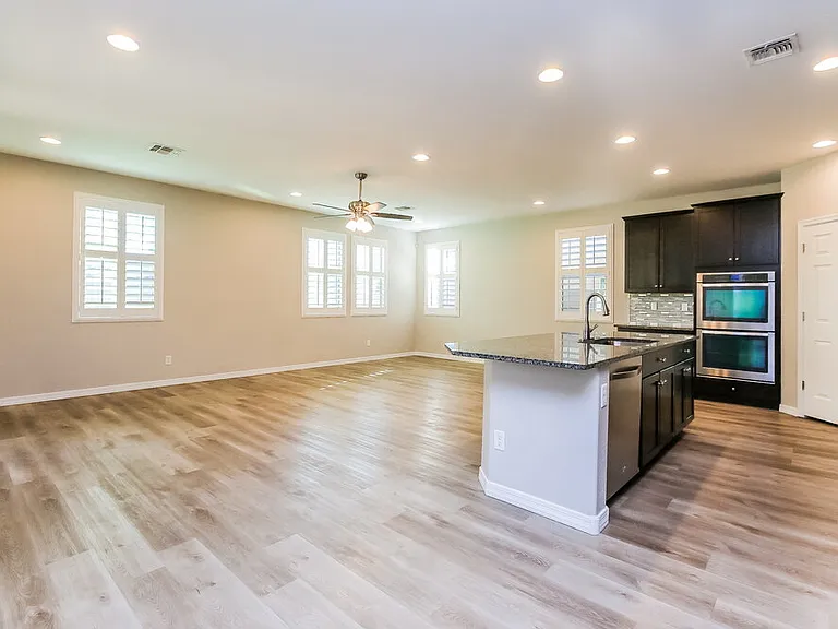 5637 E Alder Ave — Photo 4