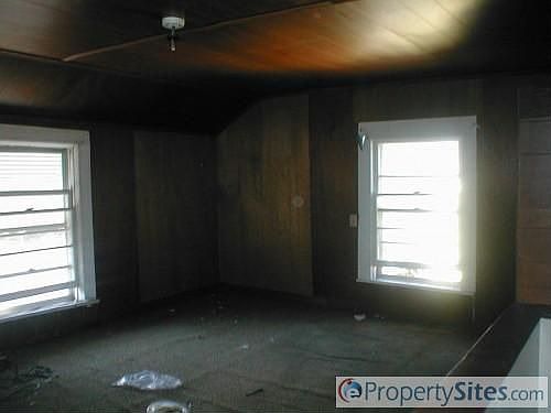 5th image of 258 Farley St