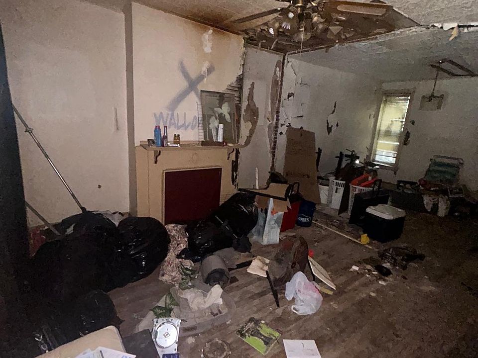 2nd image of 2727 N Dover St