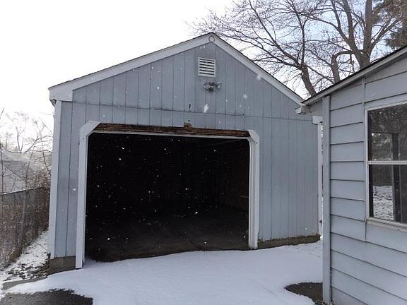 2nd image of 915 Cameron Ave