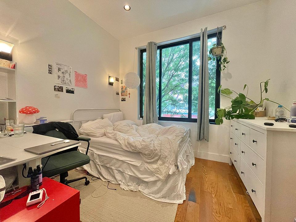 1st image of 275 Menahan St #2R