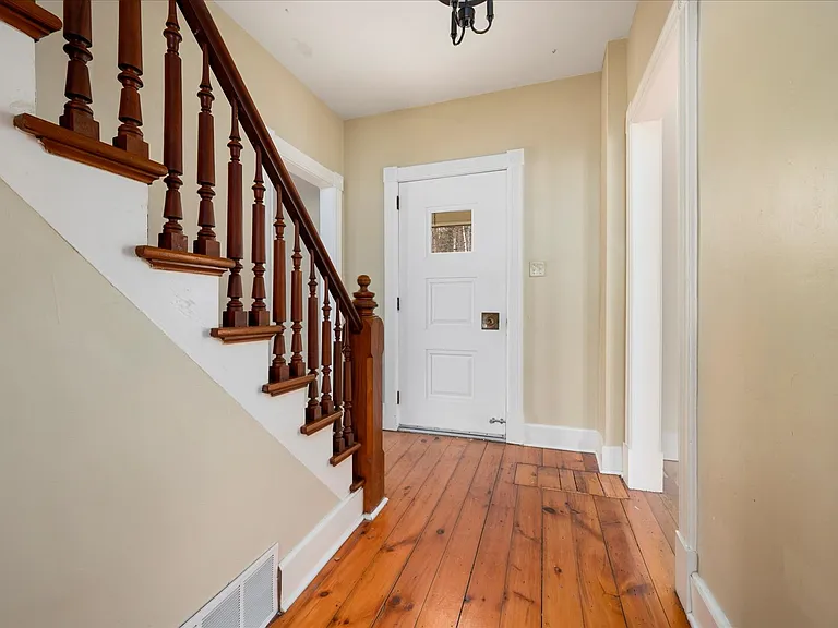 139 College St — Photo 36