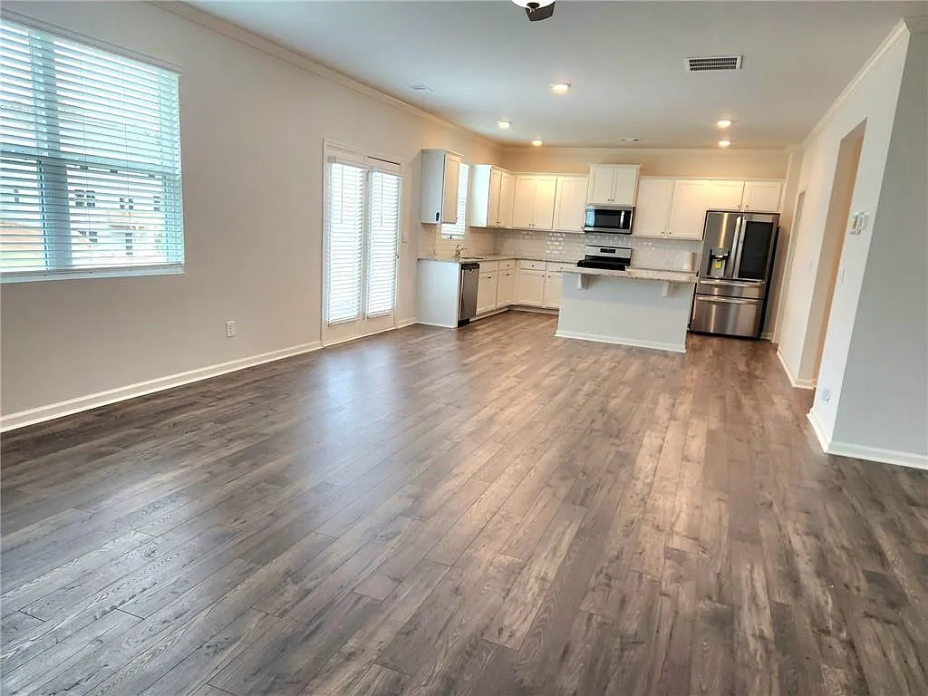 5 bed, 3.0 bath, 2804 sqft, $2,800 — Photo 4