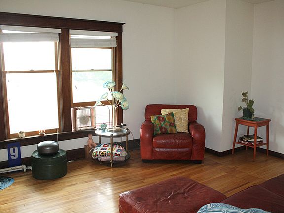 3rd image of 215 11th St S #211