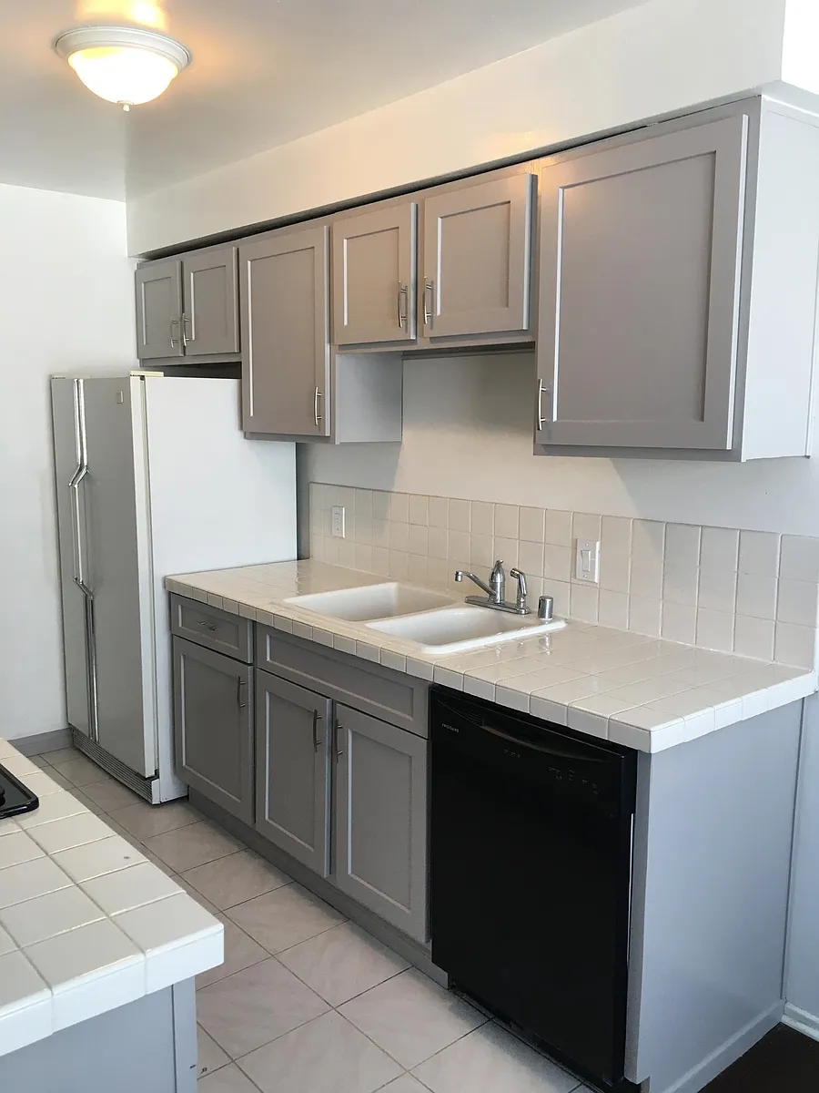 Appliances include microwave, cooktop, oven and fridge - 1418 Stanford St #4