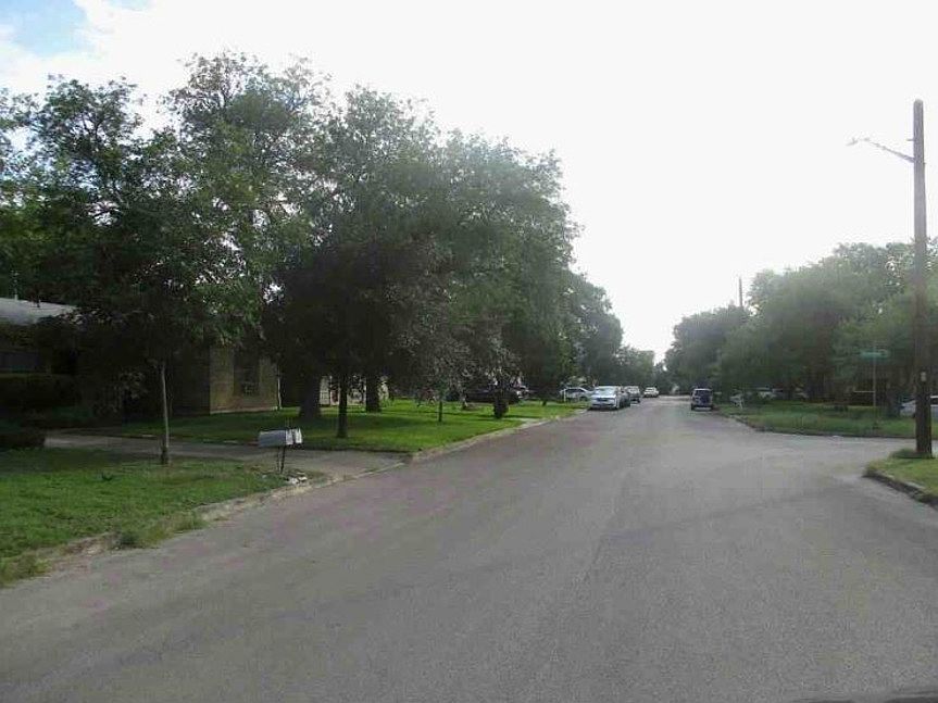 Exterior Neighborhood (street photo)