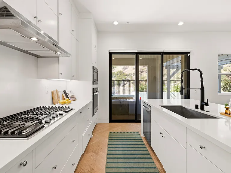 19212 Blackthorn Dr — Photo 19