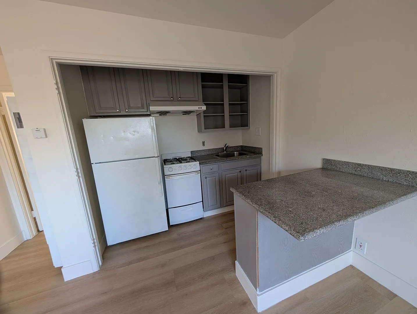 Comfortable one bedroom unit, convenient location to shopping and transportation — Photo 1