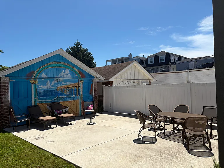 5 N Newport Ave — Photo 2
