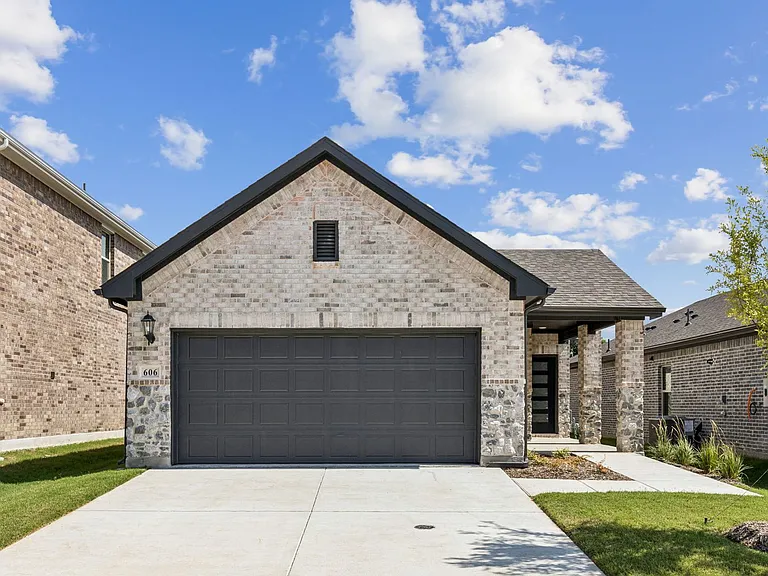 606 Travine Dr — Photo 2