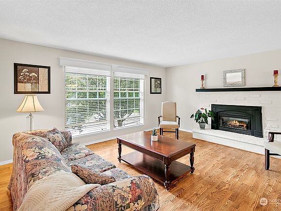Spacious dining room, with gas fireplace.>