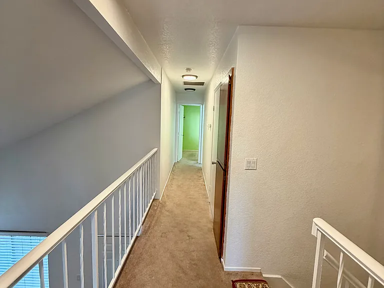 320 Hawthorne Dr — Photo 9