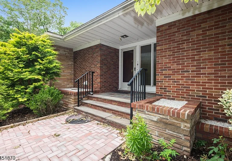 681 Easton Ave — Photo 1