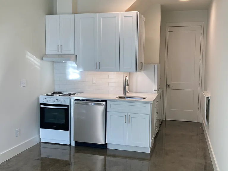 28 Courtney St — Photo 1