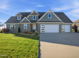 1586 Kings View Dr, Grand Forks, ND 58201