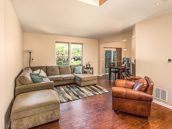 3rd image of 1492 Yellowstone Dr