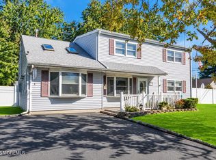 15 Hemingway Dr, Hazlet, NJ 07730