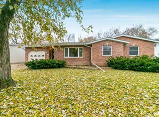 412 Colony Dr, Davenport, IA 52806
