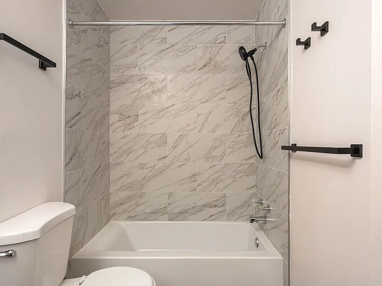Creekside of Farmington Hills Apartments — Photo 17
