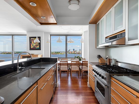 3rd image of 30 West St APT 23F
