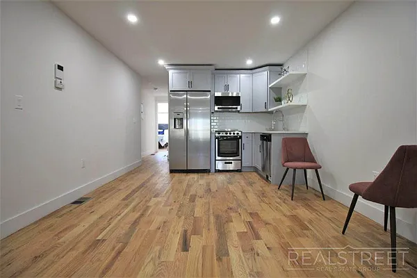 Rented by Real Street Inc | media 30