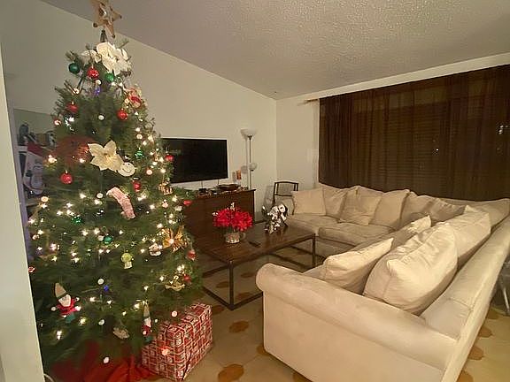 5th image of 253 SW 35th Ave