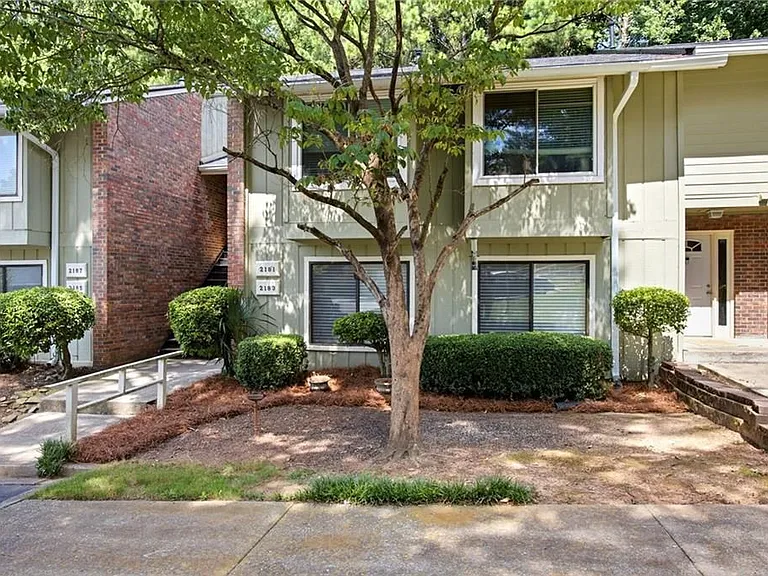 2183 Surrey Ct — Photo 1
