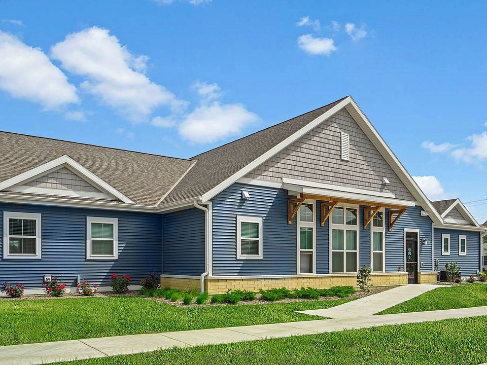 Clubhouse Exterior | The 85 at Maple Grove, Madison, WI