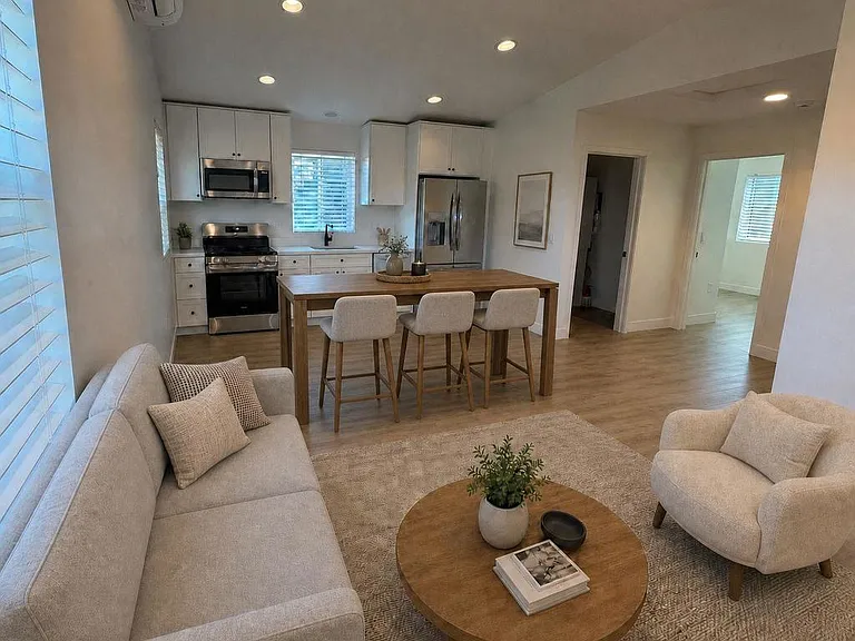 4005 Manzanita — Photo 2