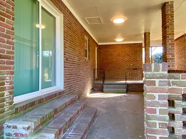105 Park Ln — Photo 2