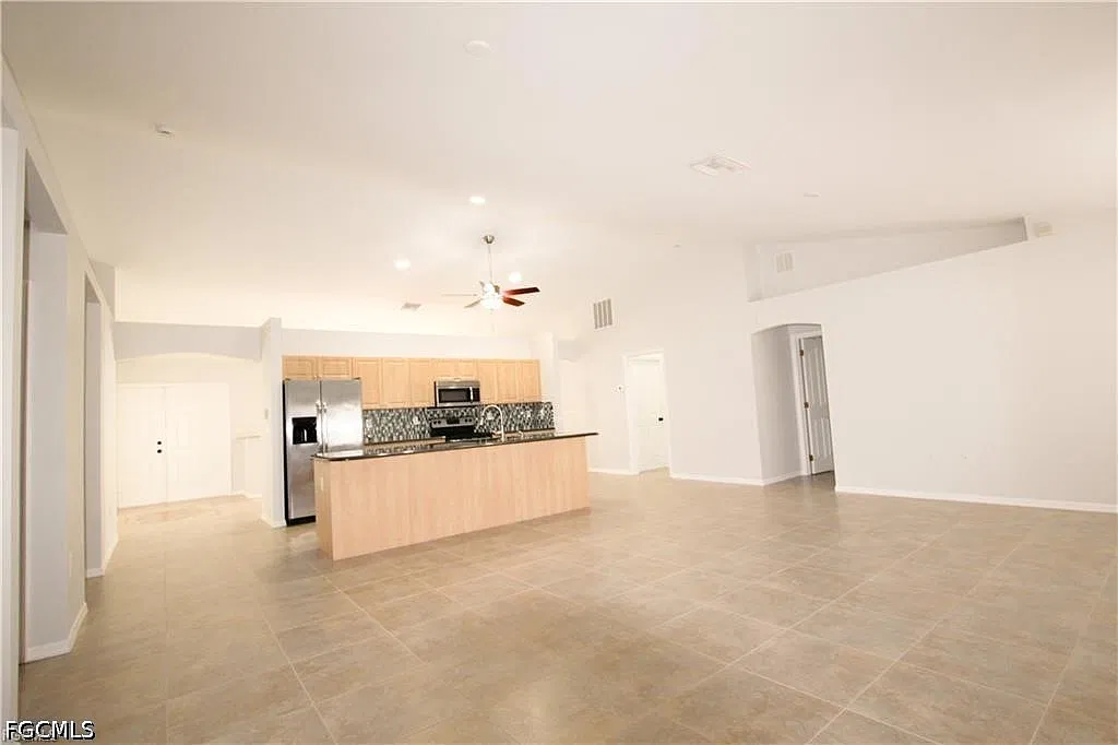 3 bed, 2.0 bath, 2017 sqft, $2,400 — Photo 3