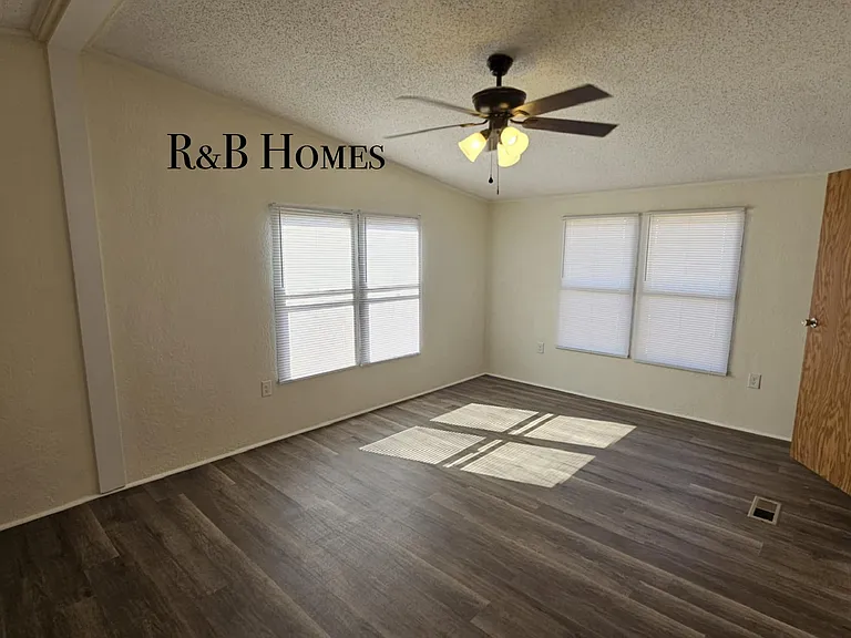 326 Johnston Dr — Photo 7