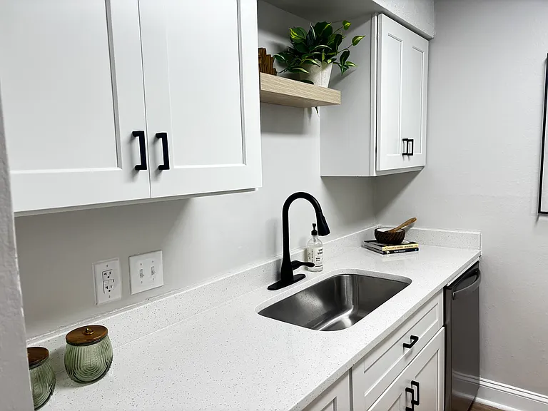 Brookhaven Apartments — Photo 10