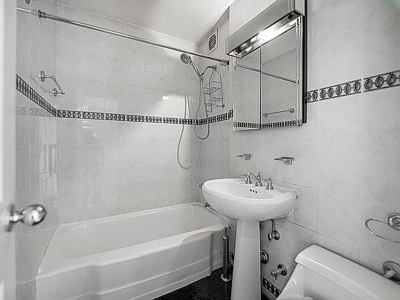 5th image of 2610 Ocean Pkwy APT 6F