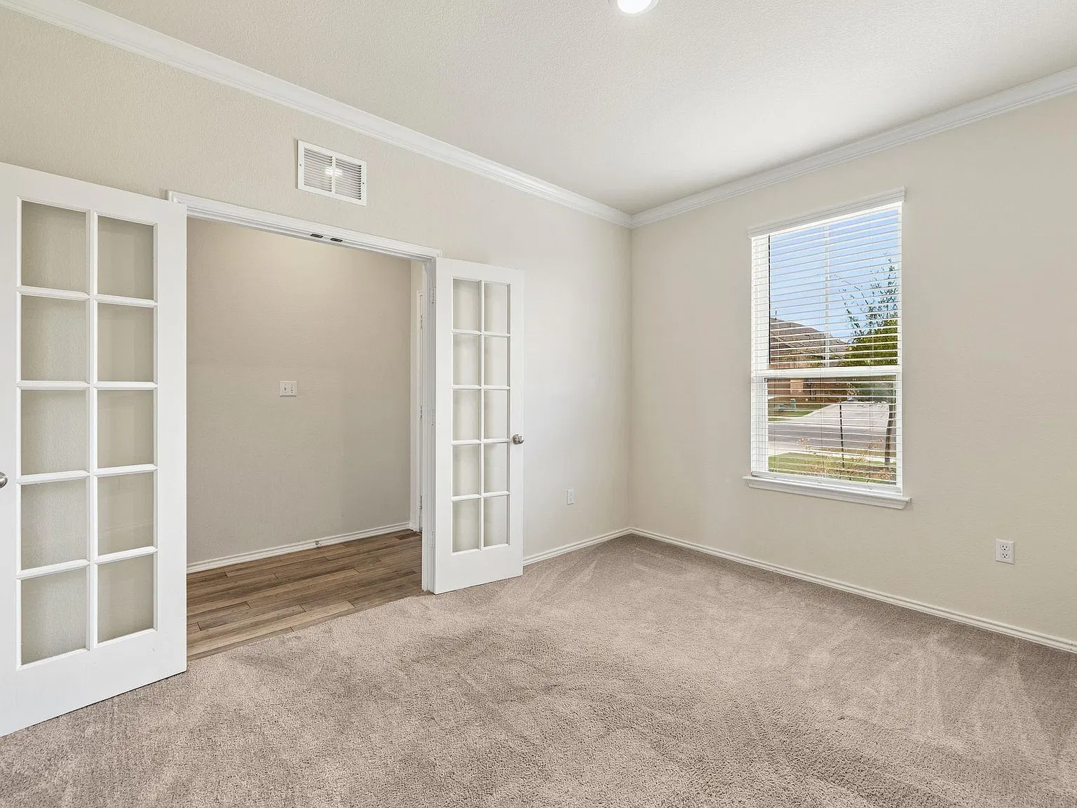 3 bed, 2.5 bath, 2081 sqft, $2,300 — Photo 4