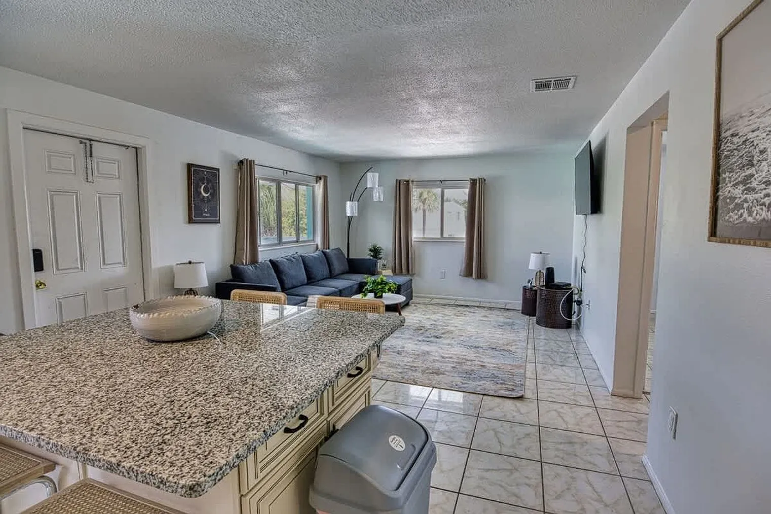 2 bed, 1.0 bath, 796 sqft, $3,052 — Photo 2