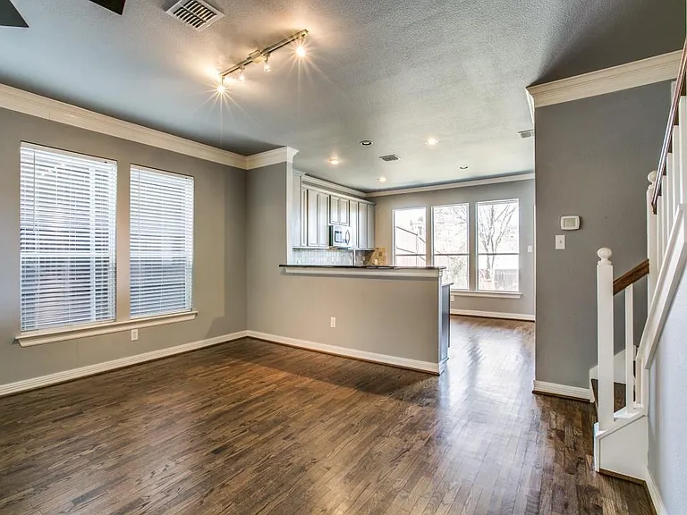 2330 Throckmorton St — Photo 13